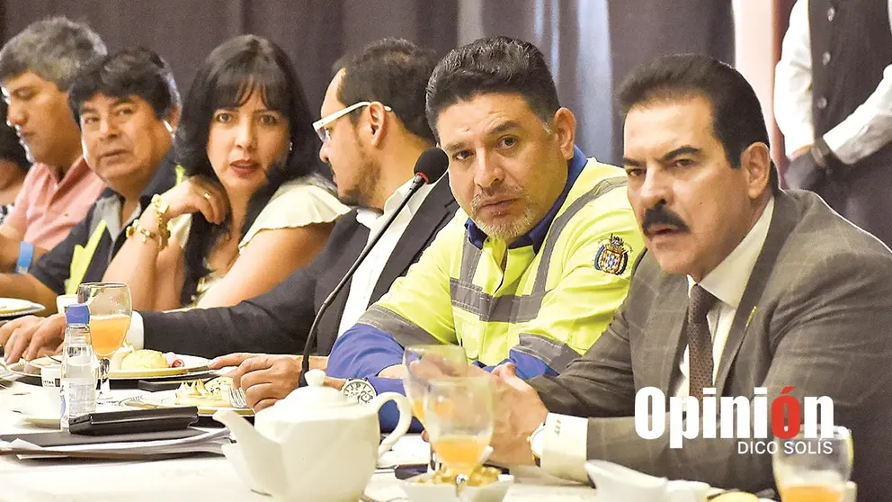 Autoridades municipales y de Semapa durante el informe, este 10 de enero./ DICO SOL&Iacute;S
