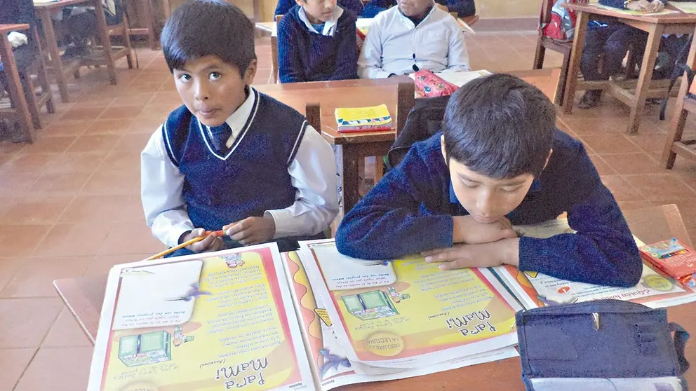 Ni&ntilde;os toman lectura de los cuentos incluidos en el Colibrito./ CORTES&Iacute;A