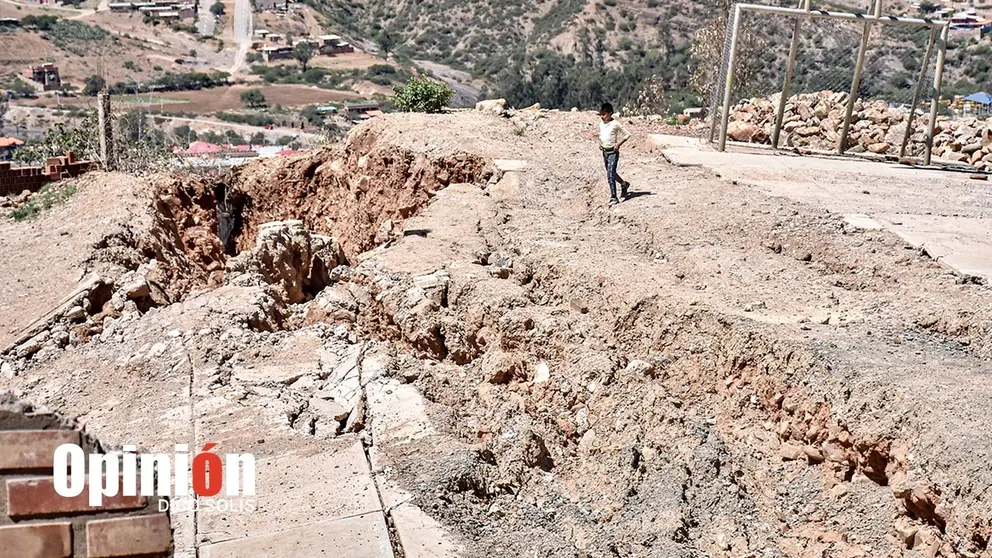 Una cancha deportiva con la plataforma hundida, en Takoloma./ DICO SOL&Iacute;S