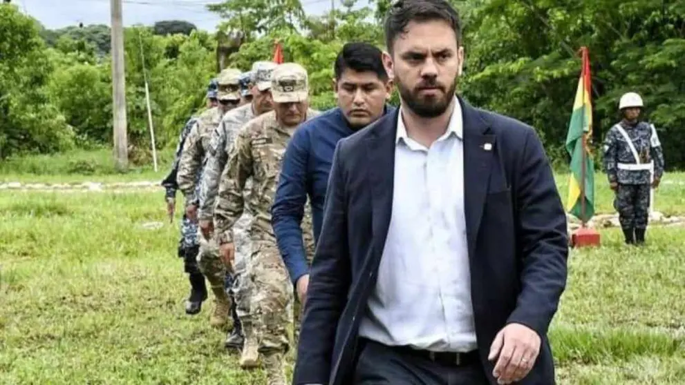 El ministro Eduardo del Castillo, al frente de un operativo en el Tr&oacute;pico. ARCHIVO
