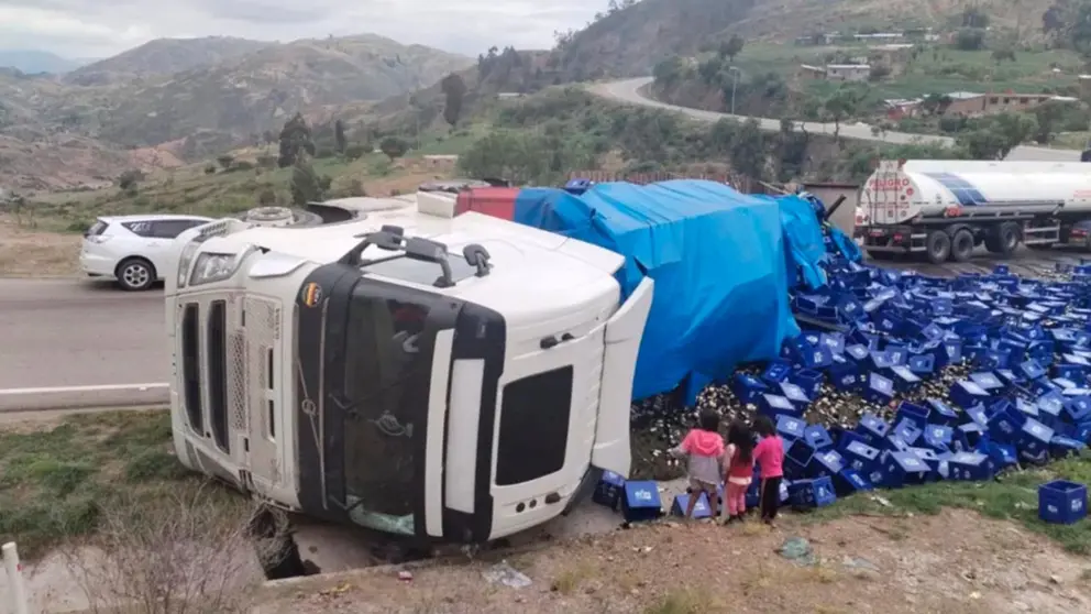 El cami&oacute;n tras el accidente. Polic&iacute;a