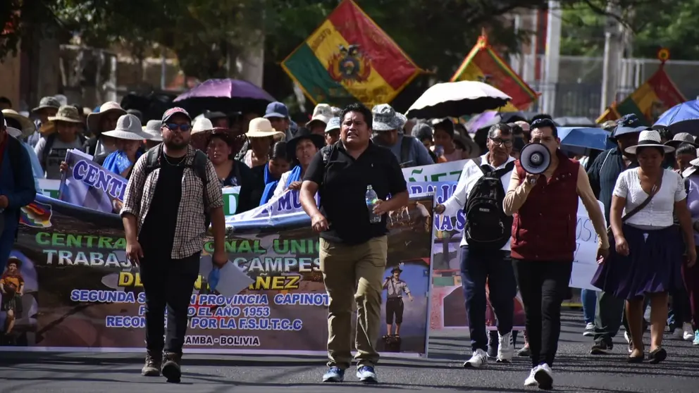 Marcha de pobladores de  Santiv&aacute;&ntilde;ez ingresa a la urbe cochabambina. DICO SOL&Iacute;S