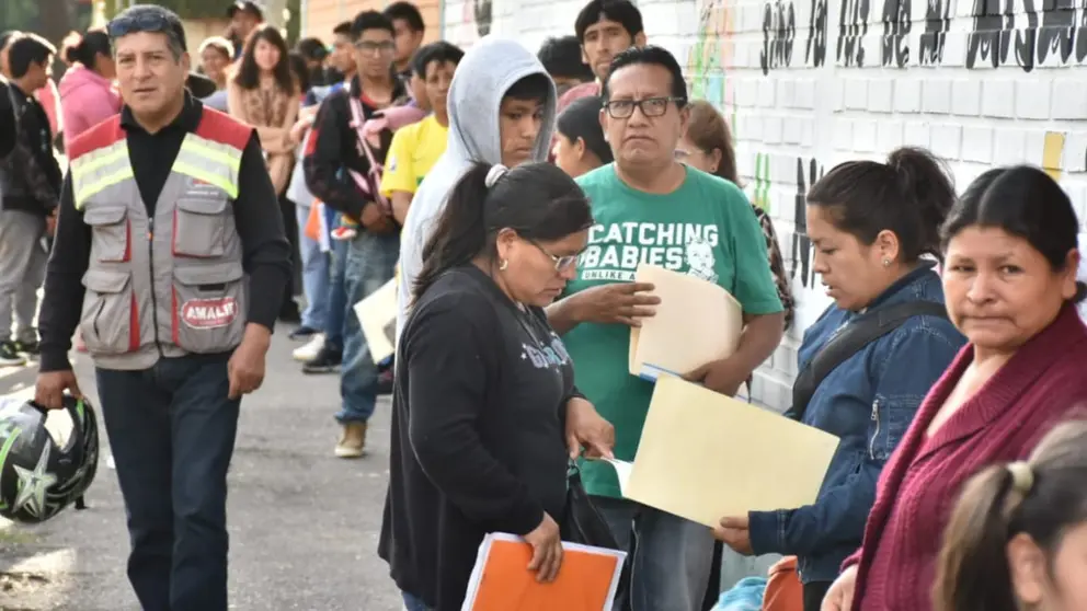 Filas para la inscripci&oacute;n de estudiantes, en la unidad  educativa Venezuela. DICO SOL&Iacute;S