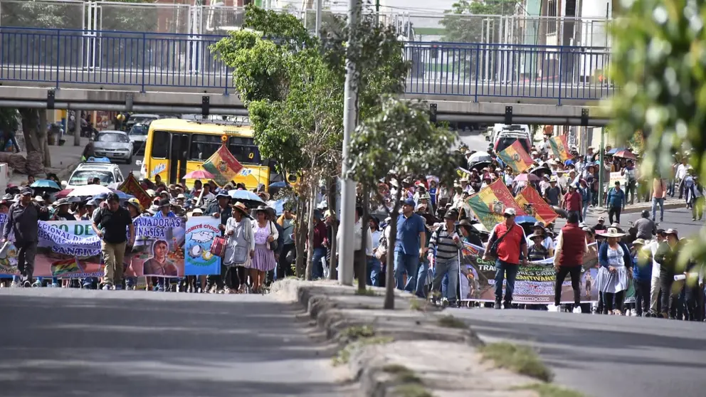 Marcha de pobladores de  Santiv&aacute;&ntilde;ez ingresa a la urbe cochabambina. DICO SOL&Iacute;S