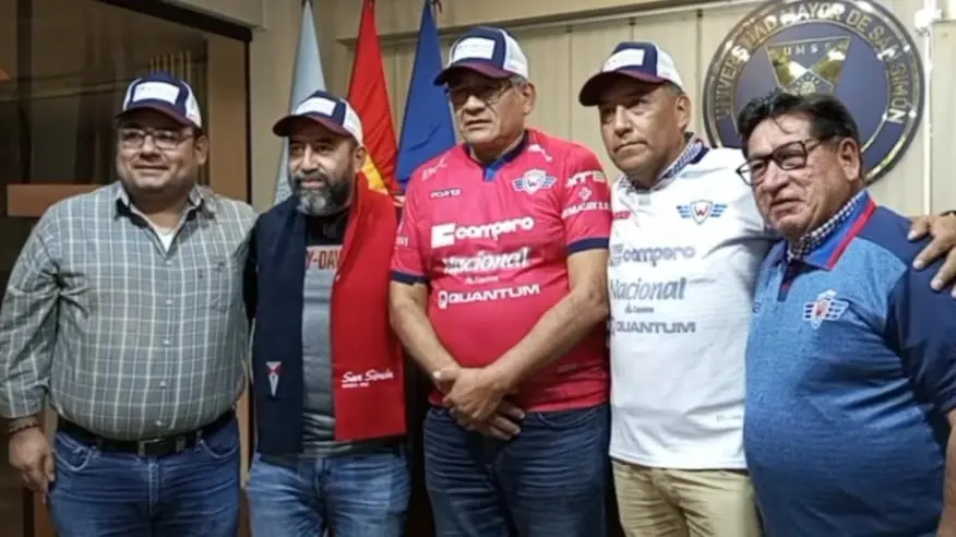 Autoridades de la UMSS y del Club  Wilstermann, durante la firma de acuerdo./ TIEMPO UNIVERSITARIO