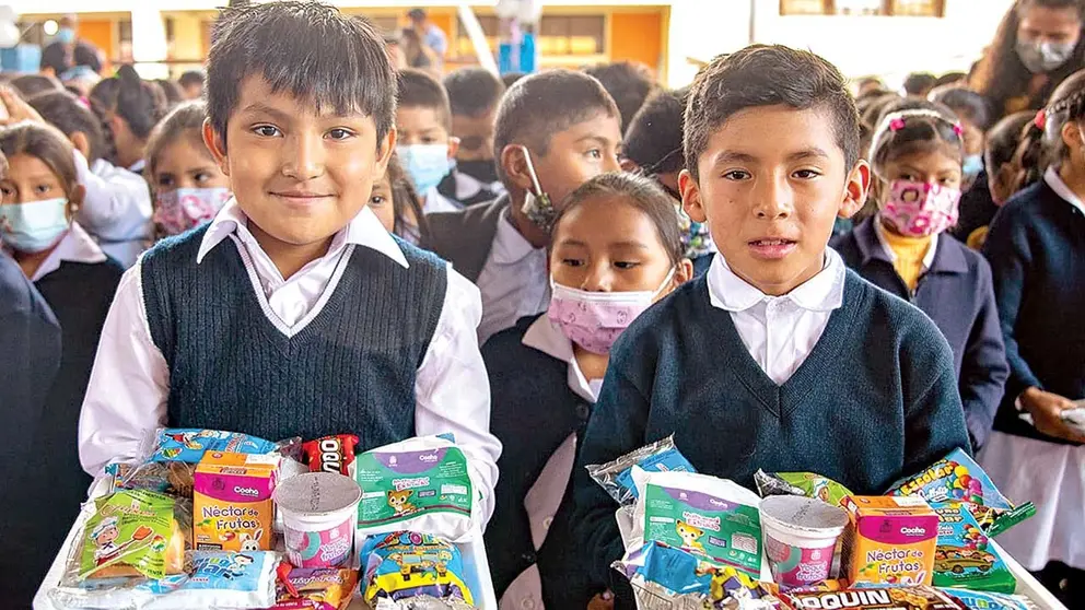 Ni&ntilde;os sostienen su raci&oacute;n de desayuno escolar./ DICO SOL&Iacute;S