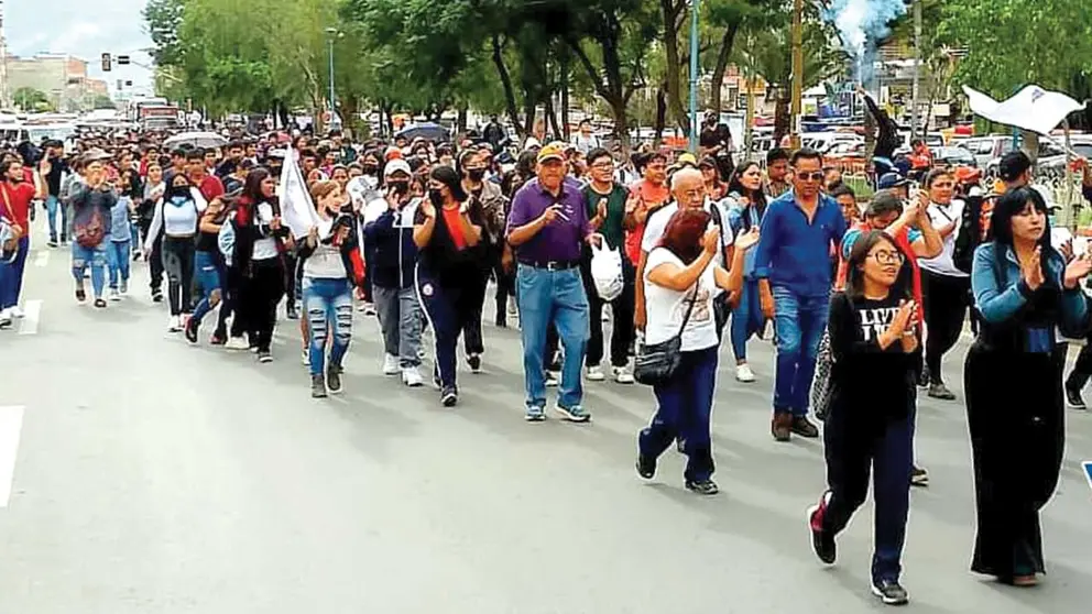 Una protesta de estudiantes inscritos a la universidad ilegal./ UNAAZ