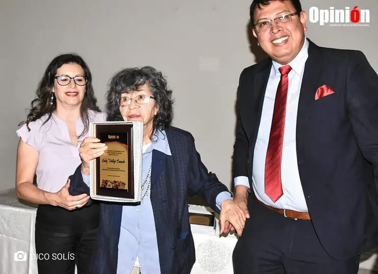La escritora Gaby Vallejo (centro) recibe una placa de OPINI&Oacute;N por su aporte a la cultura. ARCHIVO