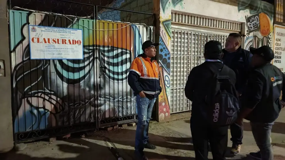Funcionarios municipales en la entrada de un local clausurado. INTENDENCIA