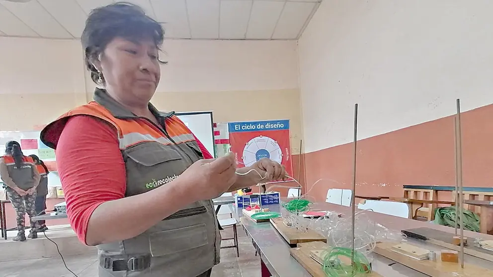 Ruth Velasquez muestra el prototipo de la producción de plástico para impresoras 3D.  / OPINIÓN