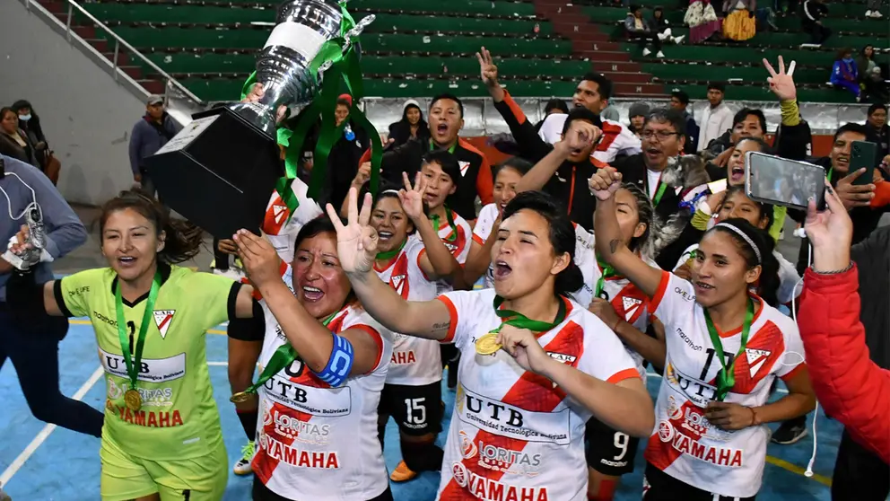 Jugadoras de Always celebran la corona. APG