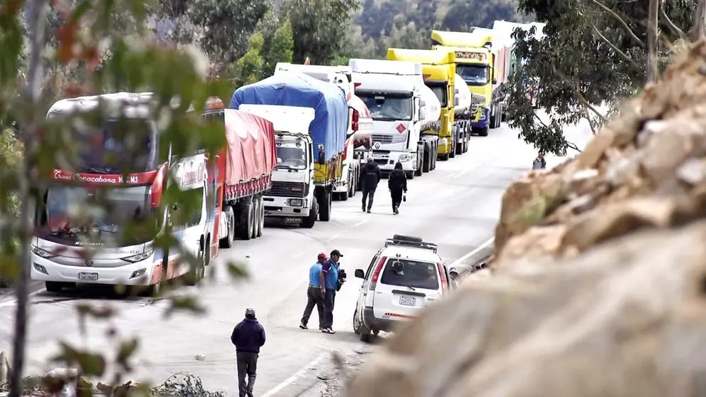 Uno de los puntos de bloqueo en la localidad de Melga, carretera a Santa Cruz./ DICO SOL&Iacute;S