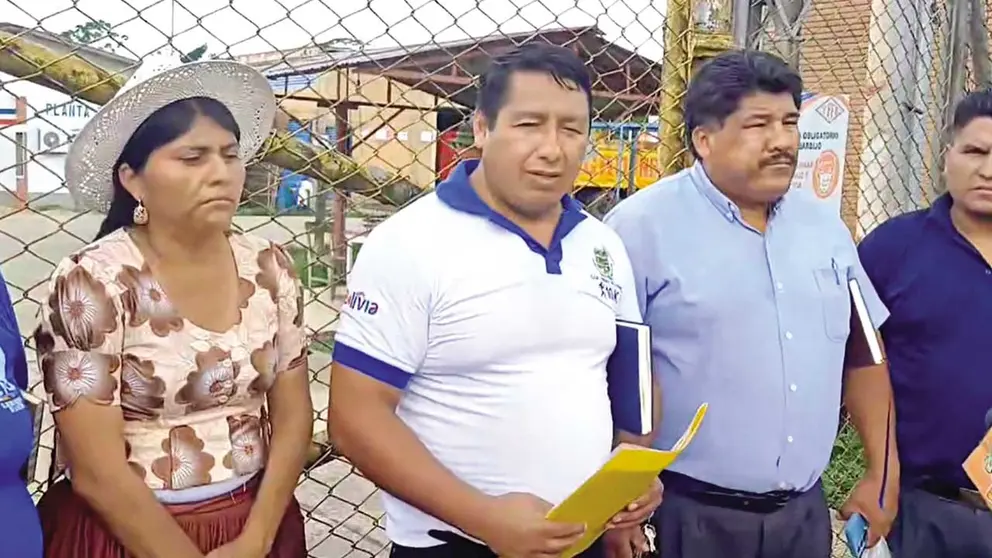 Los alcaldes en la planta de YPFB en Puerto Villarroel./ RADIO SOBERAN&Iacute;A