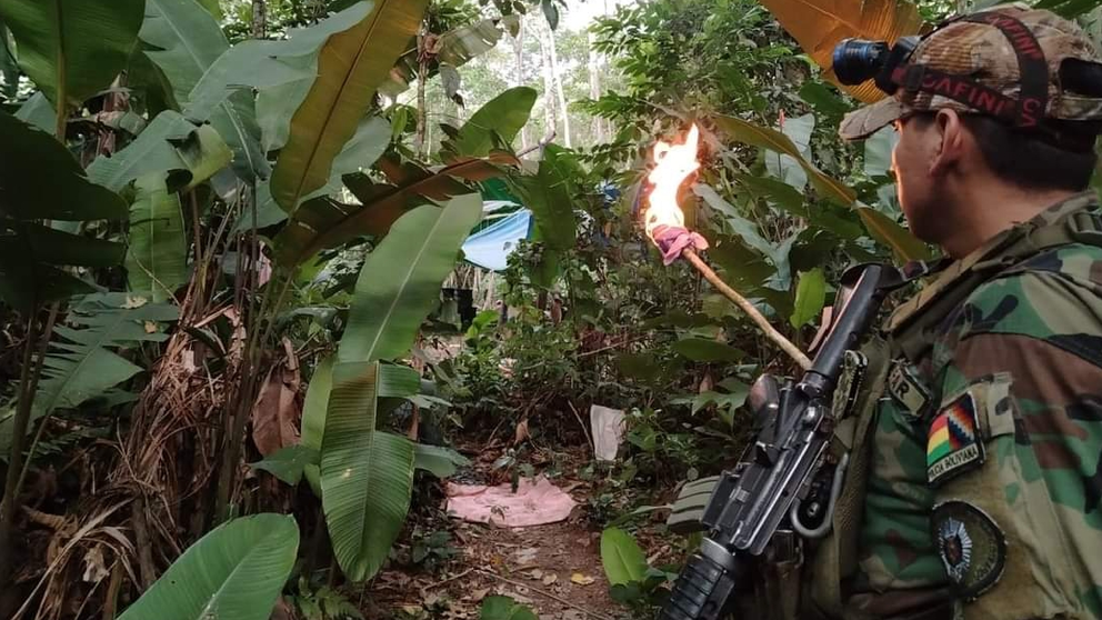 Efectivos antinarc&oacute;ticos destruyen f&aacute;bricas m&oacute;viles de droga en Villa Tunari, Cochabamba. / FACEBOOK EDUARDO DEL CASTILLO