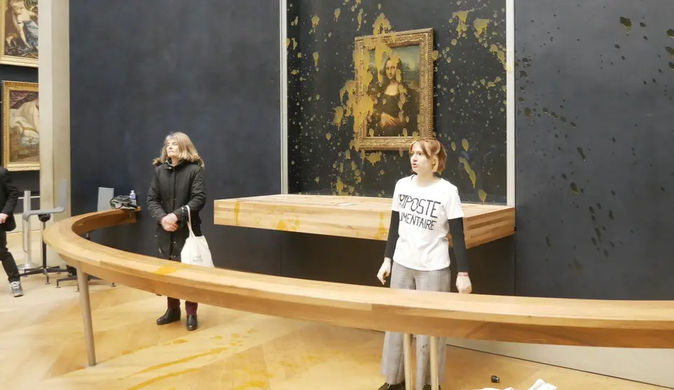 Una imagen de las activistas, tras echar sopa a la ic&oacute;nica pintura. RIPOSTE ALIMENTAIRE