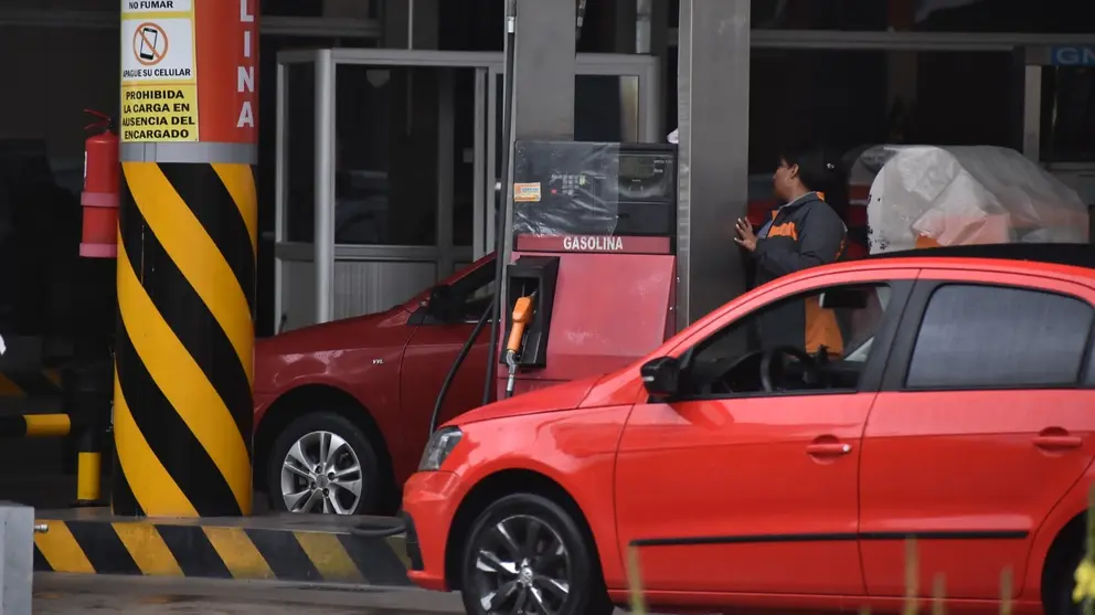 Un surtidor situado en Cochabamba, donde varios motorizados buscan combustible en medio de bloqueos. DICO SOL&Iacute;S