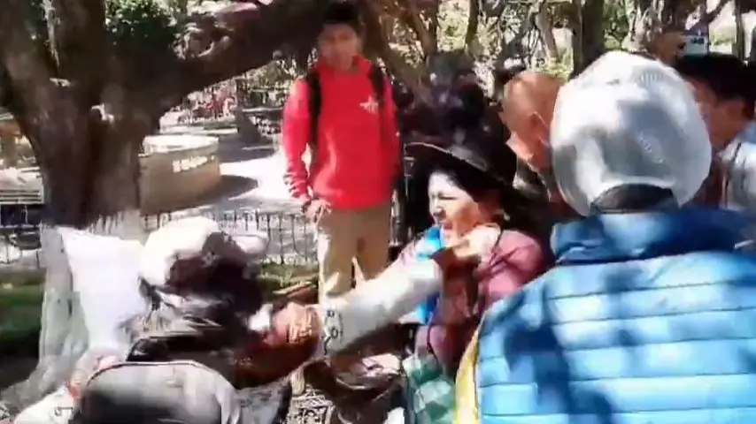 'Evistas' y 'arcistas', en plena pelea en Sucre. CAPTURA DE VIDEO