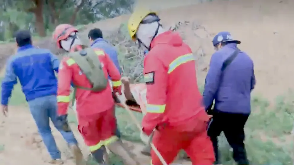 Opeerativo de rescate de la familia que muri&oacute; arrastrada por el r&iacute;o Chaquimayu. CAPTURA RED UNO
