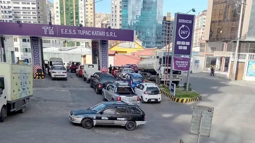 Fila en un surtidor de la avenida Kantutani en La Paz./ ERBOL