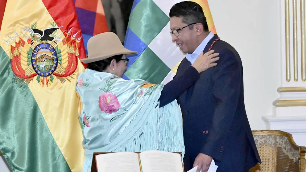 La ministra de Relaciones exteriores, Celinda Sosa, posesionó al nuevo viceministro de Comercio Exterior e Integración. Huáscar Ajata./ APG