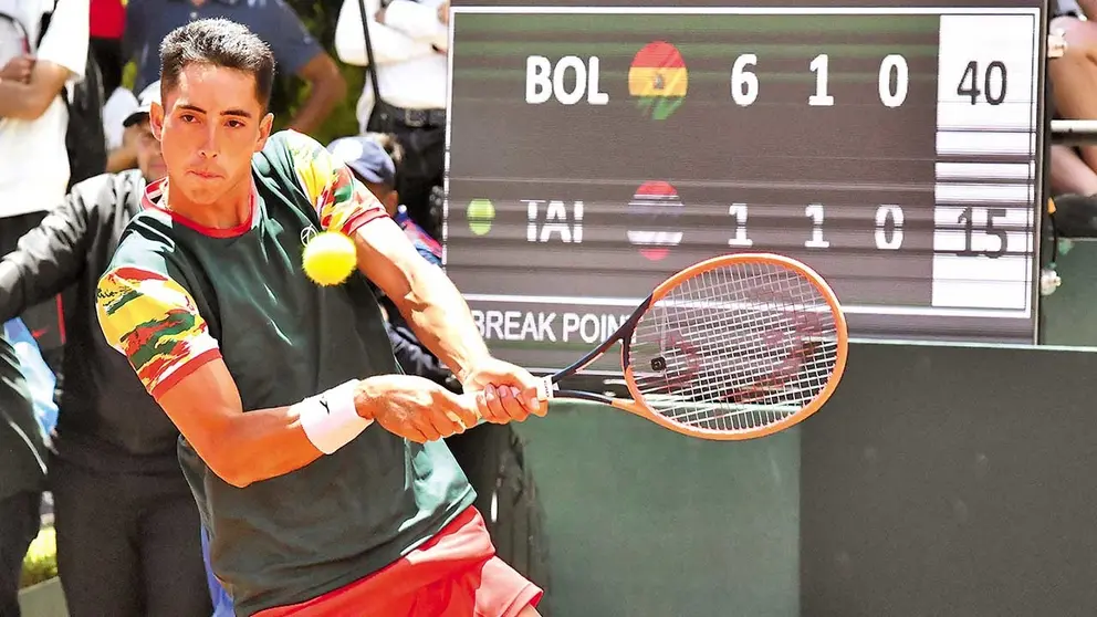 Murkel Dellien responde un balón, durante el duelo con Tailandia./ APG