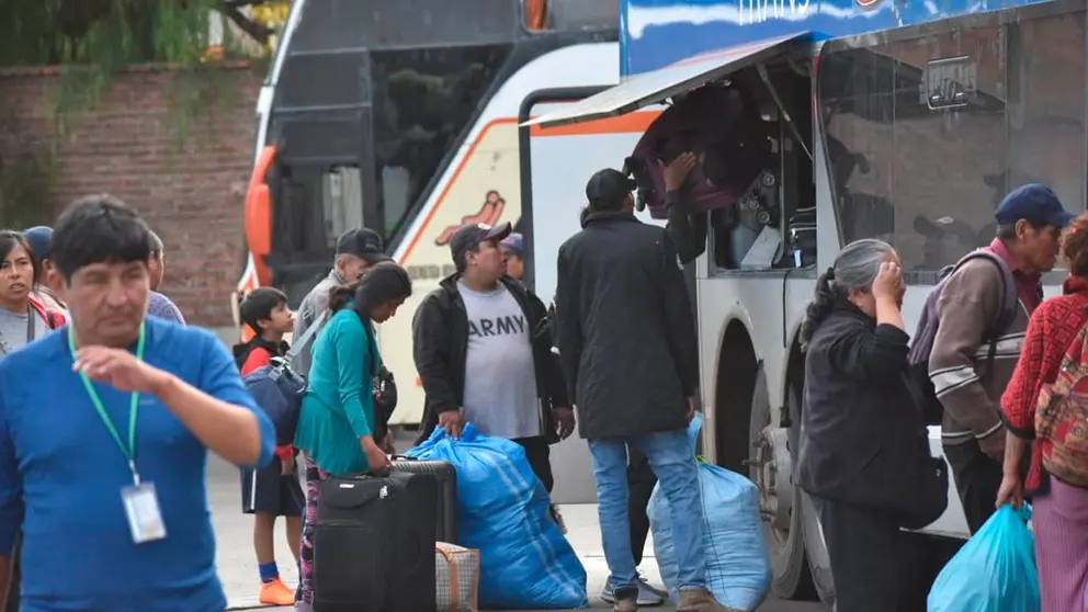 Personas en la Terminal de Buses de Cochabamba subiendo a una flota. NO&Eacute; PORTUGAL