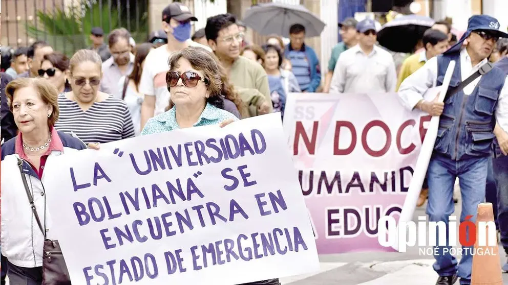 Docentes y administrativos de la UMSS marchan en rechazo al proyecto de ley de pensiones y jubilaci&oacute;n. NO&Eacute; PORTUGAL