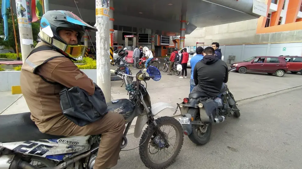 Una larga fila de motorizados para conseguir combustibles en un surtidor de Cochabamba./ DICO SOL&Iacute;S