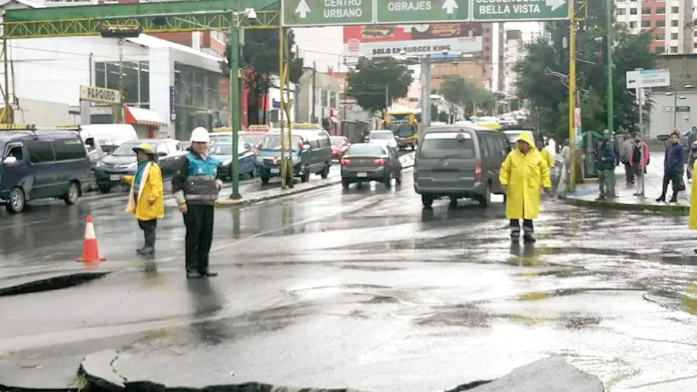 El da&ntilde;o causado por la lluvia ca&iacute;da en la zona de Obrajes./ URGENTE.BO