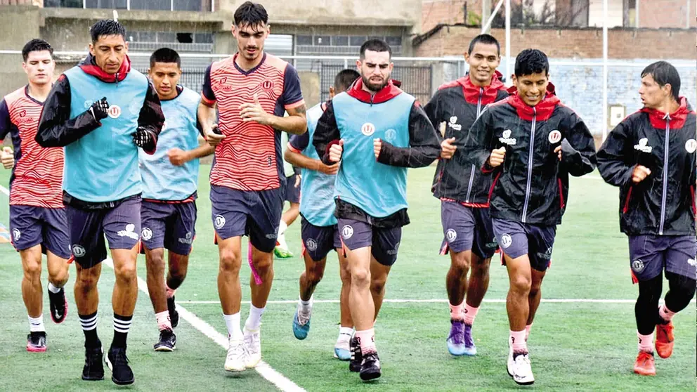 Jugadores de FC Universitario de Vinto llevan adelante un entrenamiento con miras a los desaf&iacute;os que se les 
avecinan./ FACEBOOK UNIVERSITARIO DE VINTO
