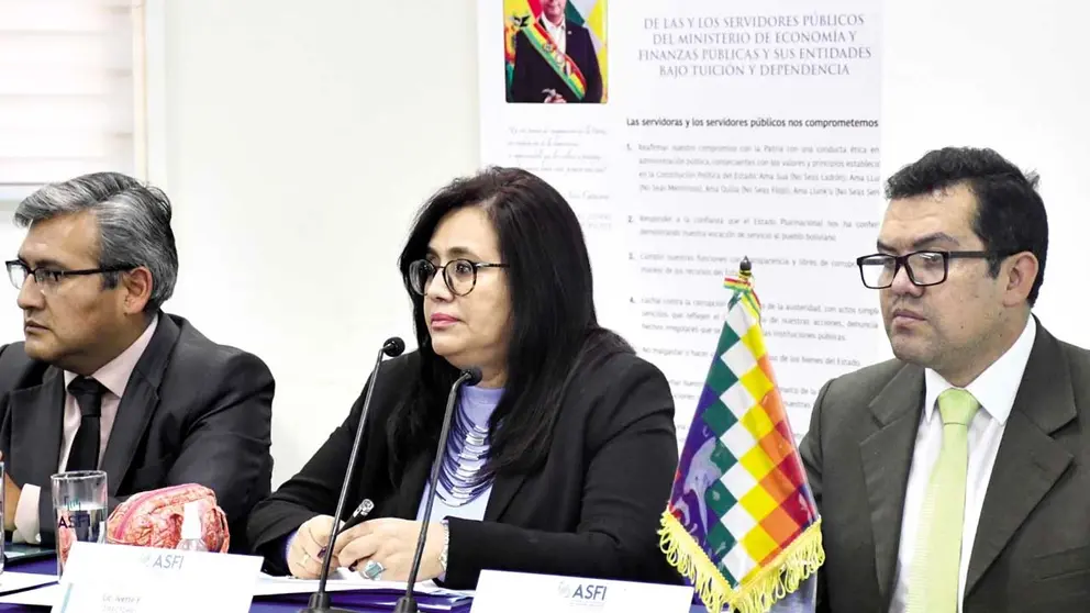 La directora de la ASFI, Ivette Espinoza (c), en conferencia de prensa./ ASFI