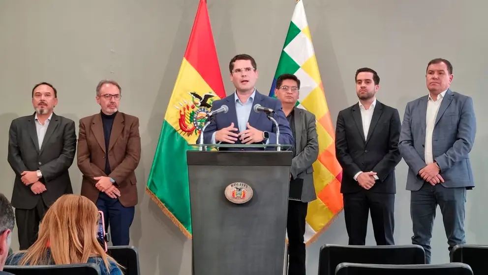 El presidente de la Cainco, Jean Pierre Antelo, junto con autoridades del Gobierno. Foto: ERBOL