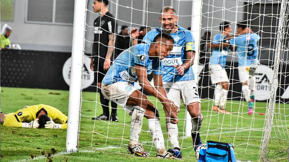Jugadores de Aurora festejando el tanto del empate contra Botafogo. DICO SOL&Iacute;S