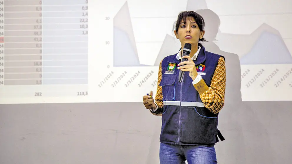 La titular de la Unidad de Cuencas, Maricela Rodr&iacute;guez, durante un informe sobre las estaciones./  GOBERNACI&Oacute;N