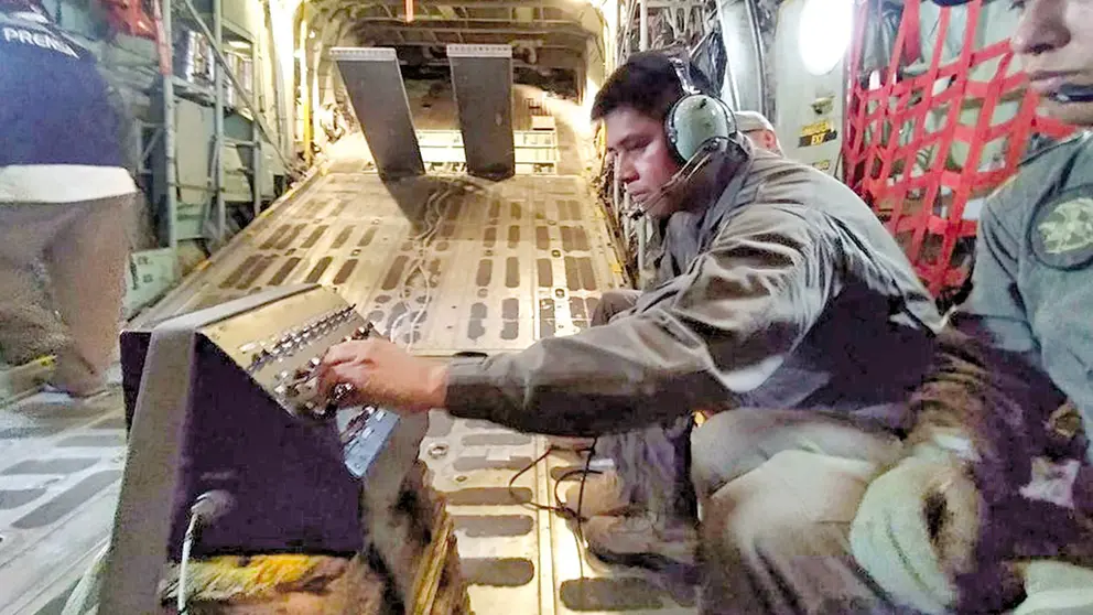 Un funcionario al interior de una nave, durante un bombardeo pasado./ ARCHIVO