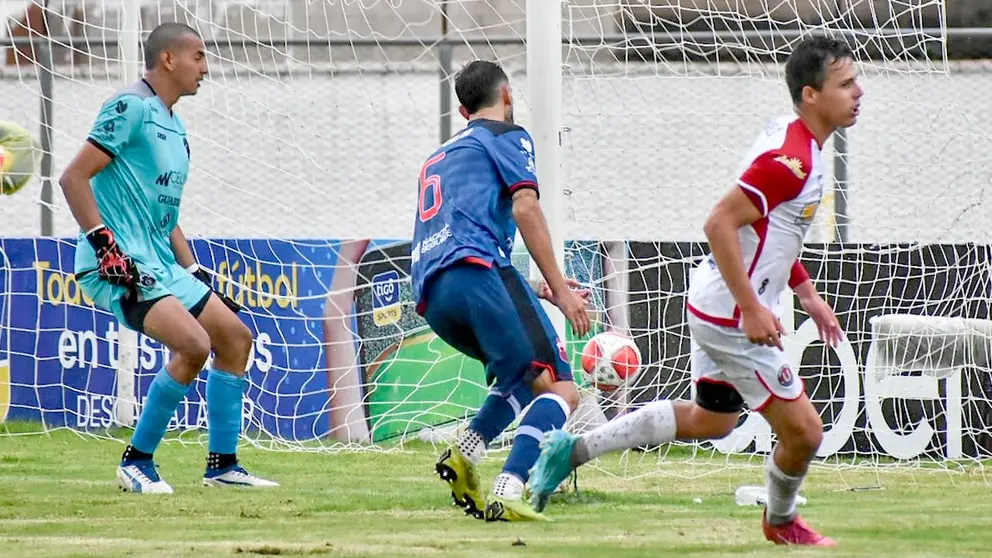 Daniel Camacho, celebra su gol con el que FC Universitario venció 1-0 a Guabirá en Quillacollo./ DICO SOLÍS