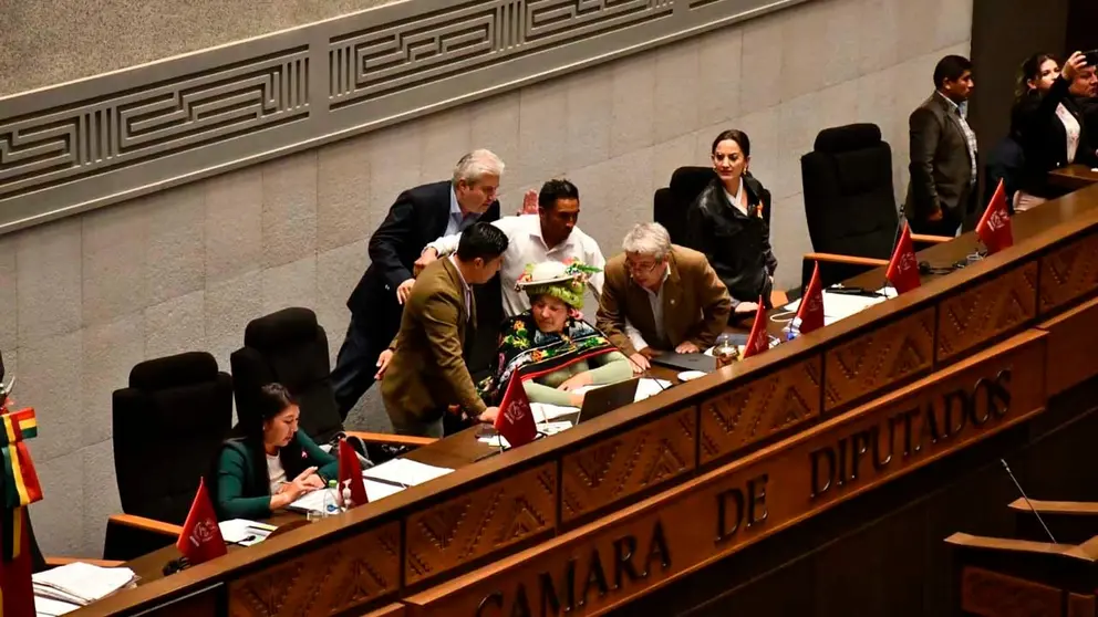 Diputados en el hemiciclo luego de horas de debate. APG