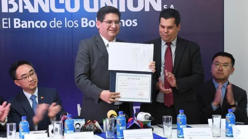 Firma de acuerdo. ARCHIVO MINISTERIO DE ECONOM&Iacute;A