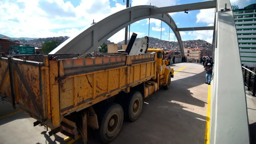 Transcurso de las pruebas din&aacute;micas sobre el restaurado 'puente ca&iacute;do' de la avenida 6 de agosto e Independencia. Foto: No&eacute; Portugal.