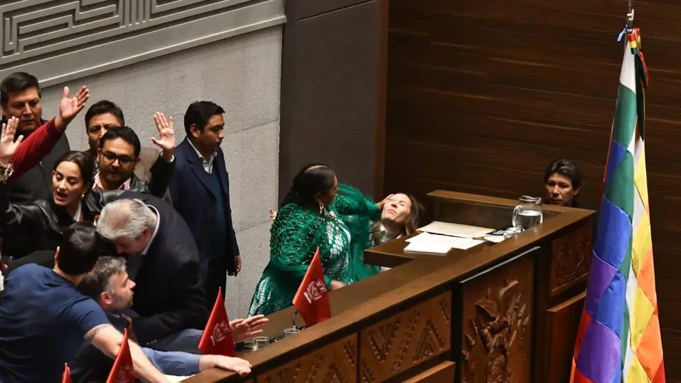 La diputada del MAS, Gloria Callizaya, evita que su par de CC, Mayra Zalles, suba a la testera de la C&aacute;mara Baja. APG