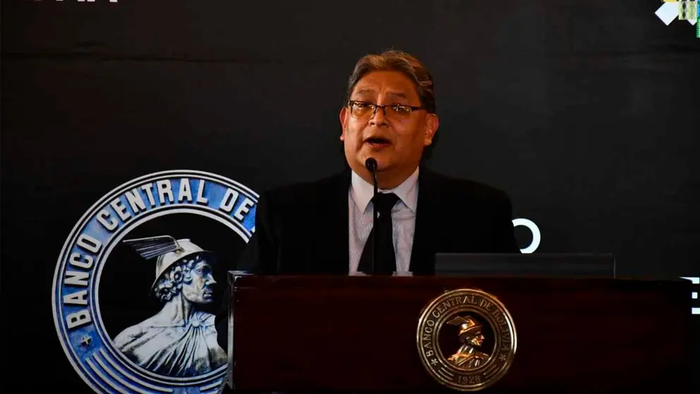 El presidente del BCB, Edwin Rojas, en conferencia de prensa anunciando la emisi&oacute;n de bonos. APG