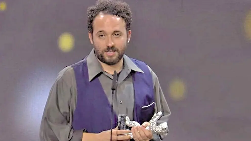 El dominicano Nelson de los Santos con su premio./ DIARIO CAMBIO 22