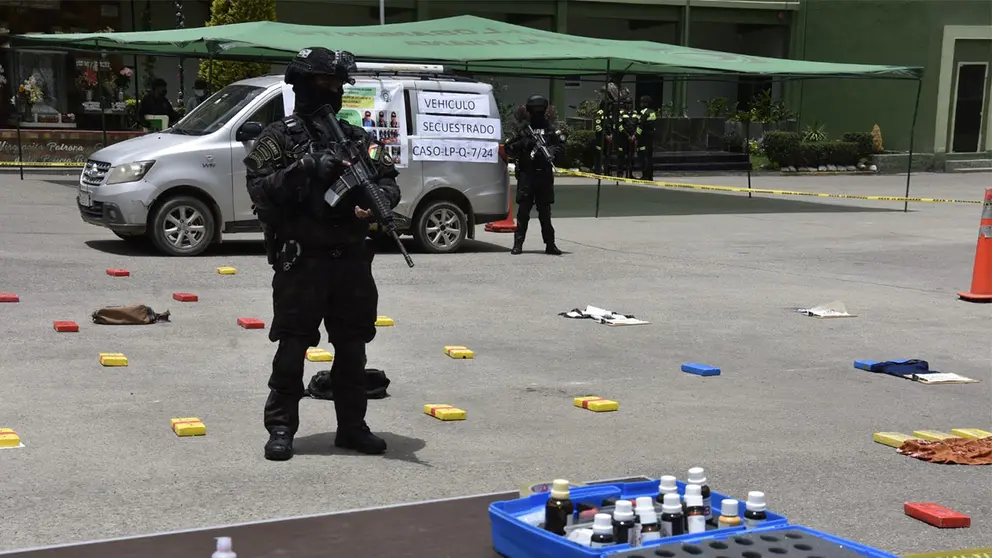 Imagen referencial sobre la exposici&oacute;n de sustancias controladas secuestradas por la FELCN. URGENTE.BO