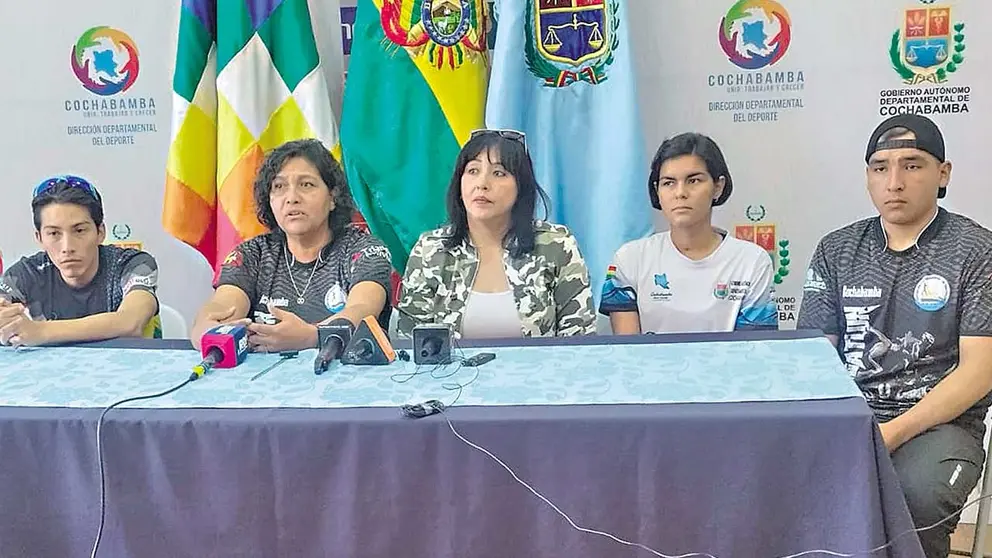 Dirigentes y atletas de triatl&oacute;n se dirigen a los medios en una conferencia de prensa./ ANDR&Eacute;S PACHECO PERIODISTA
