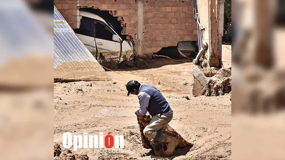 El rescate de pertenencias de un galp&oacute;n de la granja, este 27 de febrero./ DICO SOL&Iacute;S
