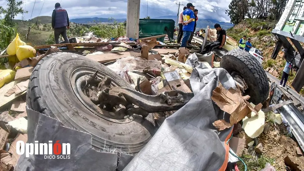 Restos del camión que quedó destrozado en la ruta al oriente./ DICO SOLÍS
