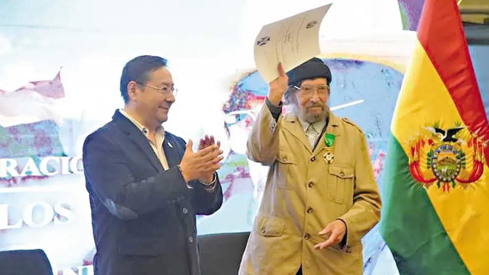 El presidente Luis Arce entregó a Jorge Sanjinés el Cóndor de los Andes, en la premier nacional de 'Los viejos soldados'./ ABYA YALA TV