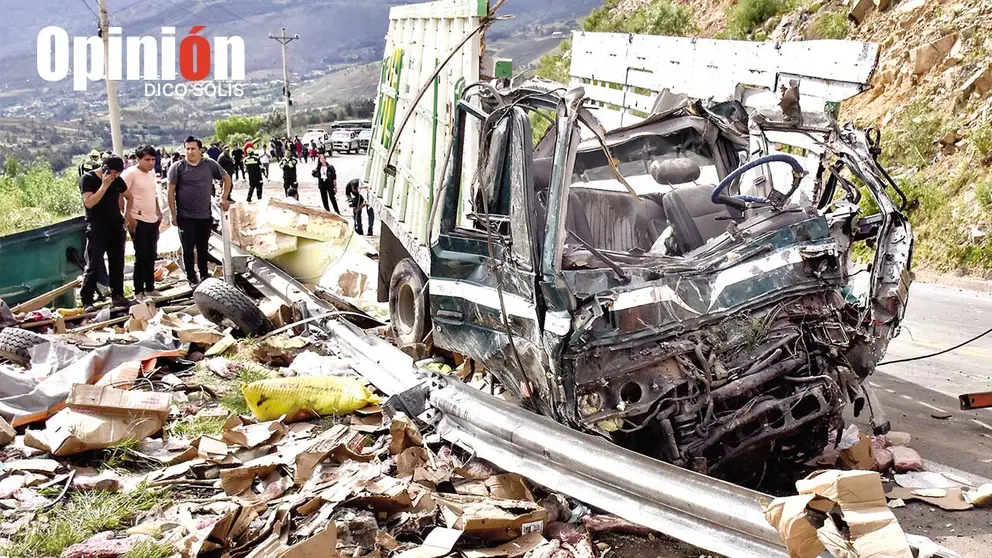 Uno de los camiones involucrados en el accidente ocurrido ayer cerca de Tutimayu, Sacaba./ DICO SOL&Iacute;S