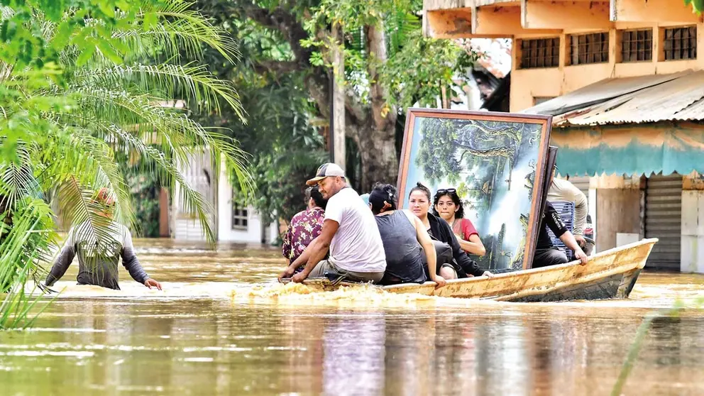 Familias de Cobija intentan, como pueden, salvar sus bienes materiales./ APG