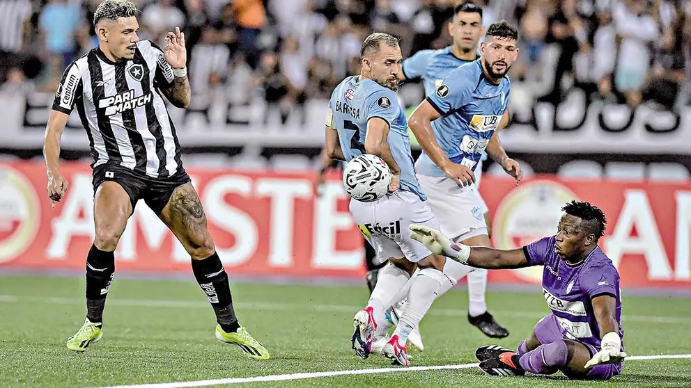Una acción del partido en que Aurora sucumbió (6-0) ante Botafogo en Río de Janeiro por Libertadores./ APG